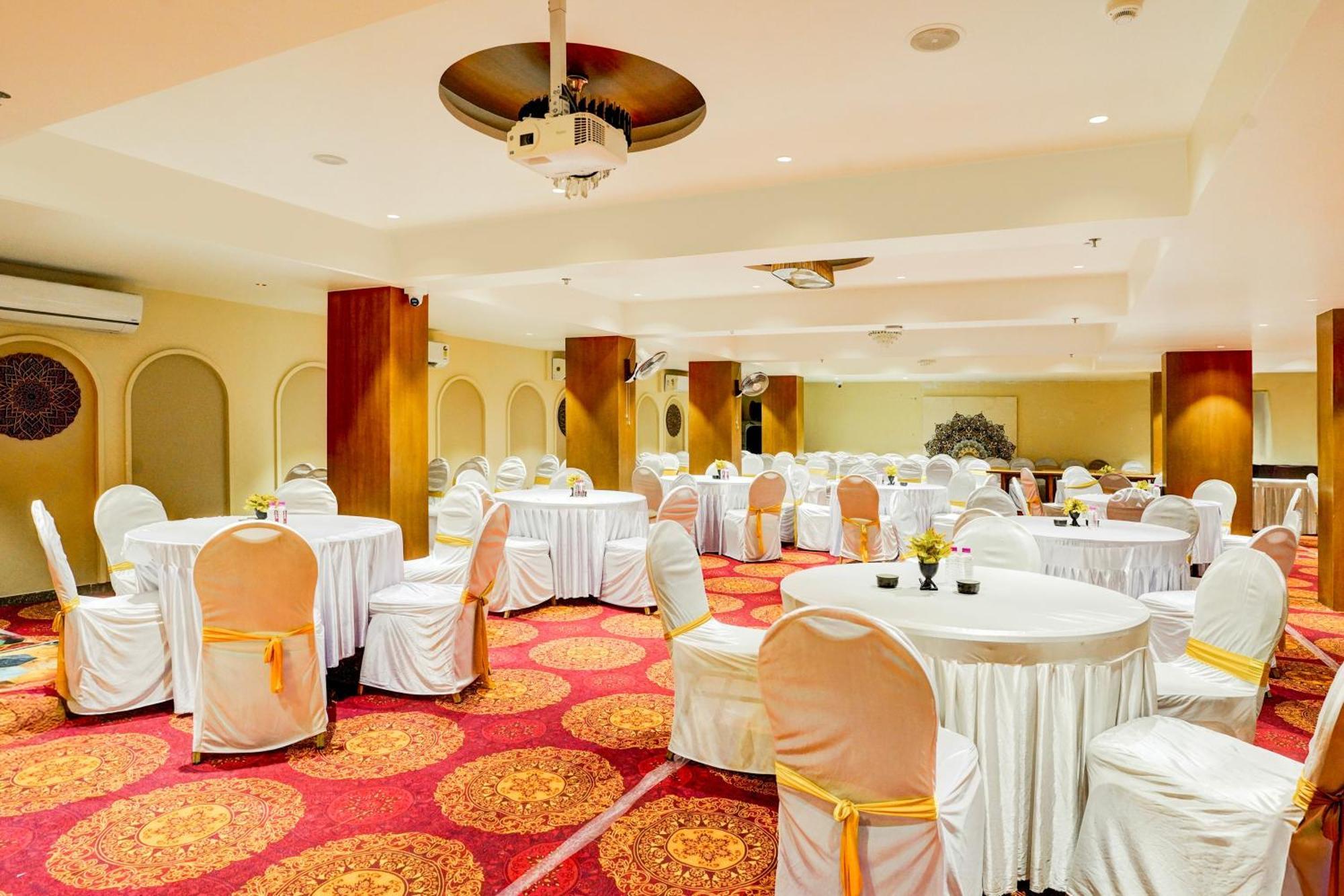 Palette- Siddharth Inn Gandhinagar Bagian luar foto